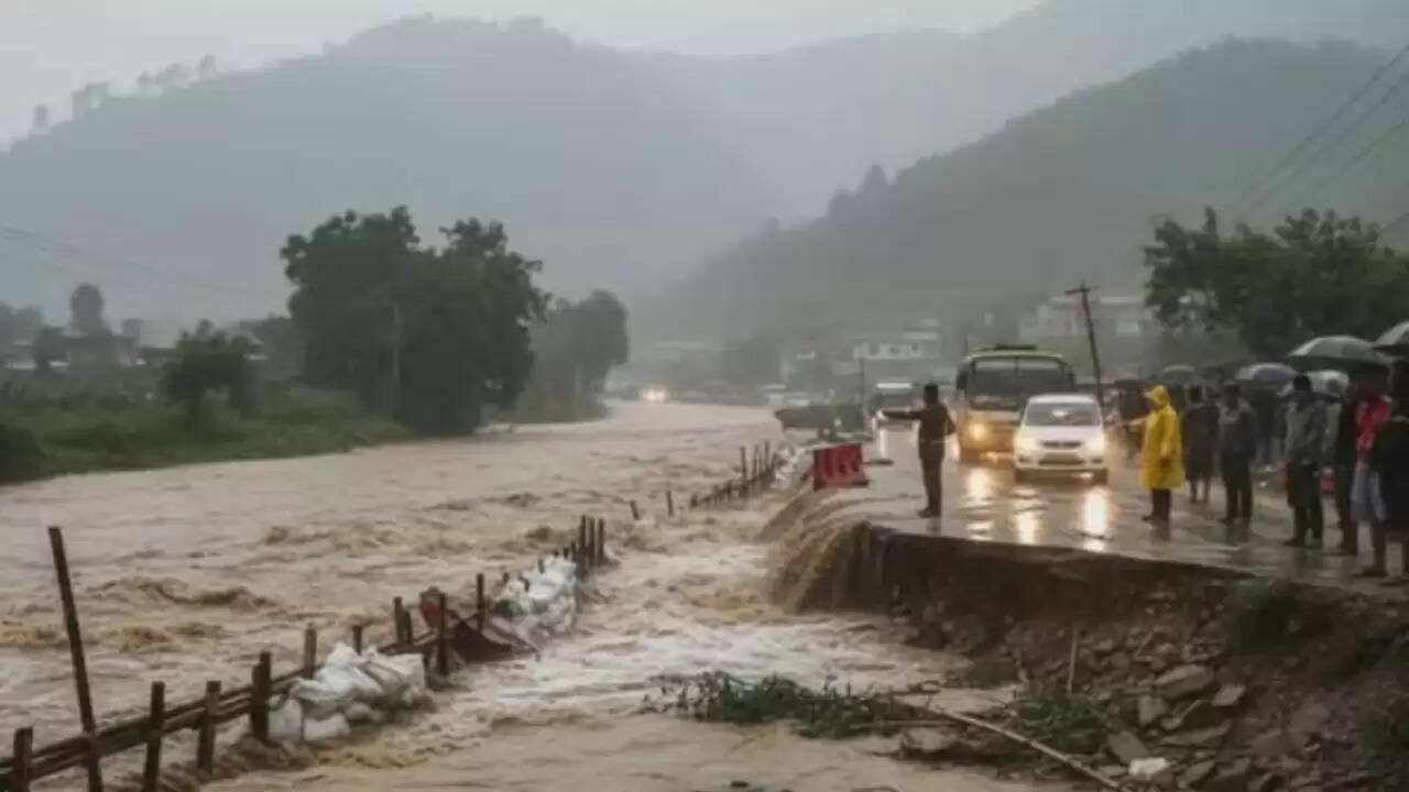 नेपाल में मूसलधार बारिश से जनजीवन प्रभावित, प्रशासन ने यात्रा पर लगाई रोक