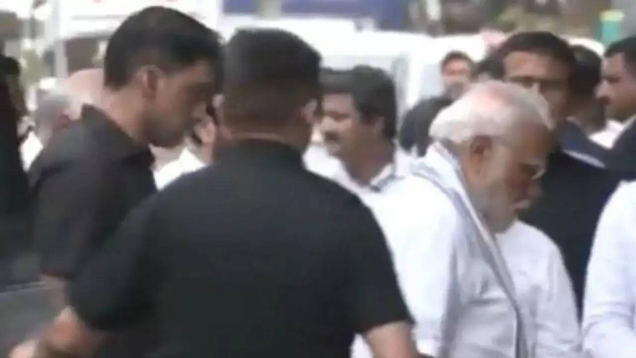 प्रधानमंत्री मोदी का अहमदाबाद दौरा: विमान हादसे के पीड़ितों से मिले