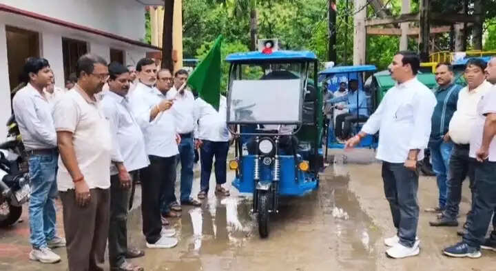 नौतनवा में स्वच्छता के लिए 10 नए ई-रिक्शा का शुभारंभ