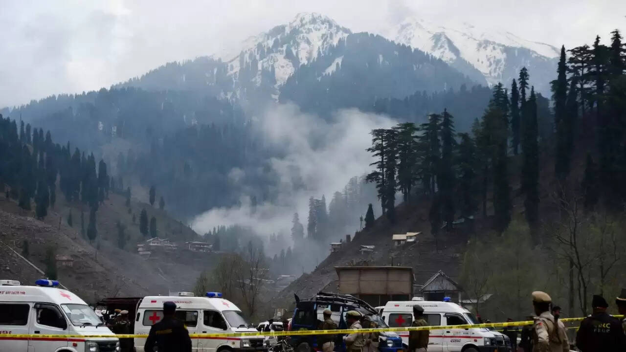 पहलगाम में आतंकवादी हमले की दर्दनाक यादें: 26 लोगों की गई जान