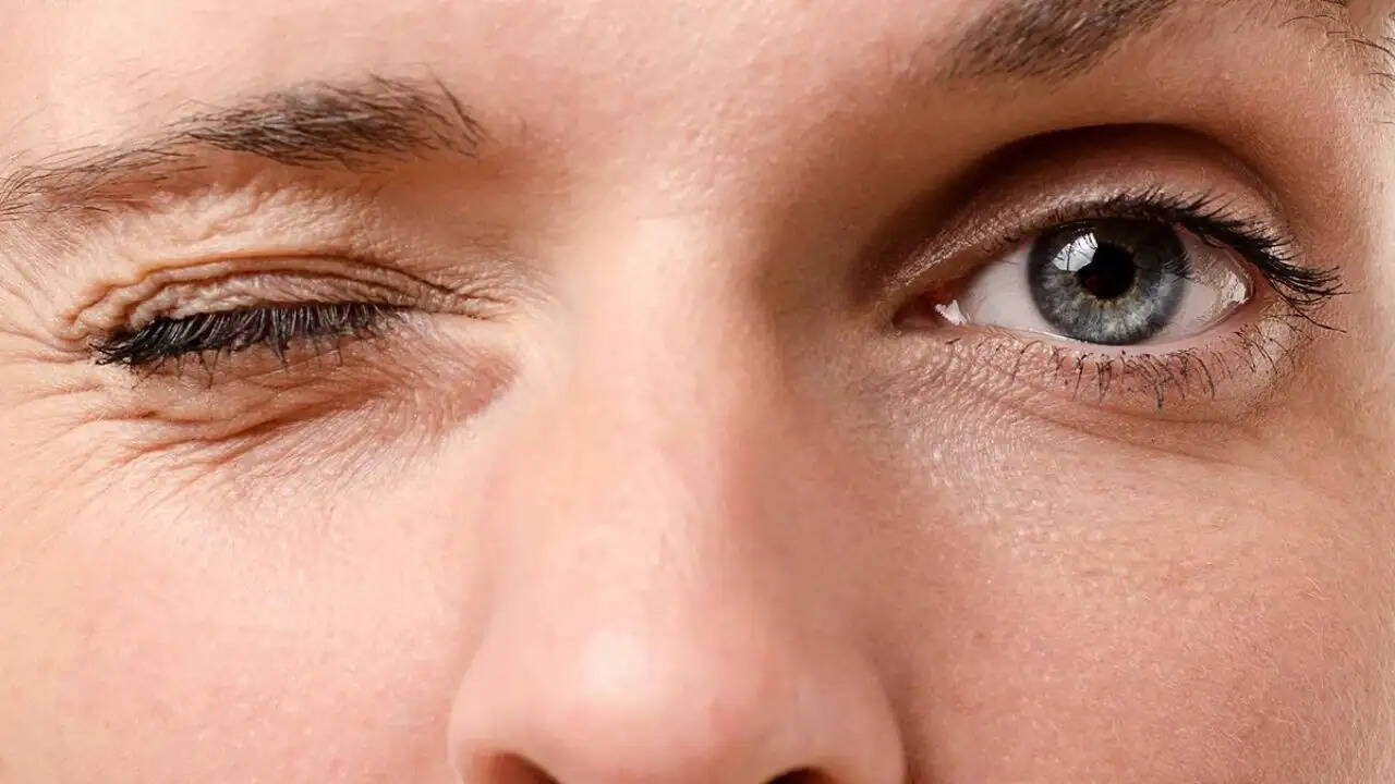 आंख फड़कने के संकेत: पुरुषों और महिलाओं के लिए अलग-अलग अर्थ