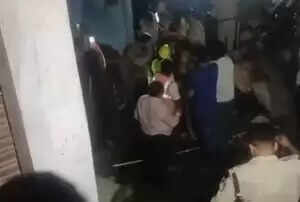 इंदौर में 5 मंजिला इमारत गिरने से मची अफरा-तफरी, राहत कार्य जारी