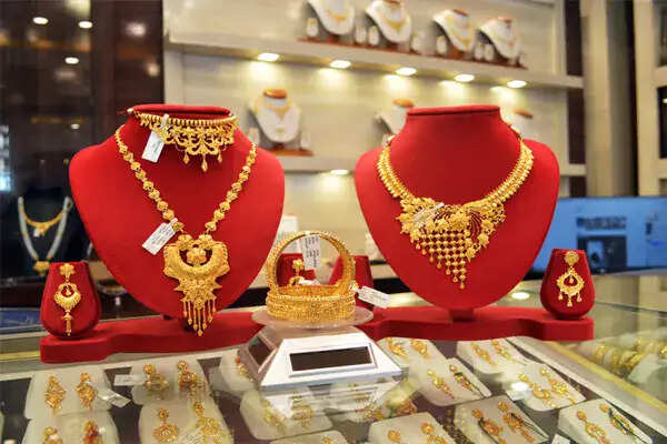 सोने की कीमतों में गिरावट, चांदी की चमक बरकरार