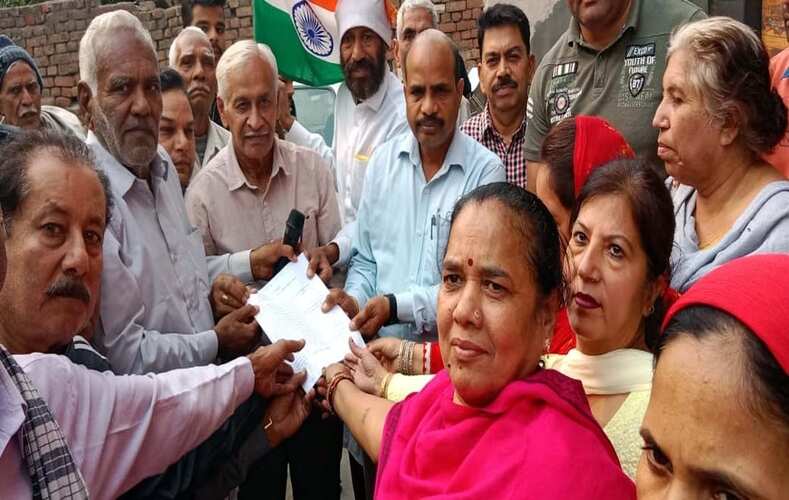 हिसार: सोसायटी घोटाले के पीडि़तों को पैैसे दिलवाने की मांग पर दिया गया धरना