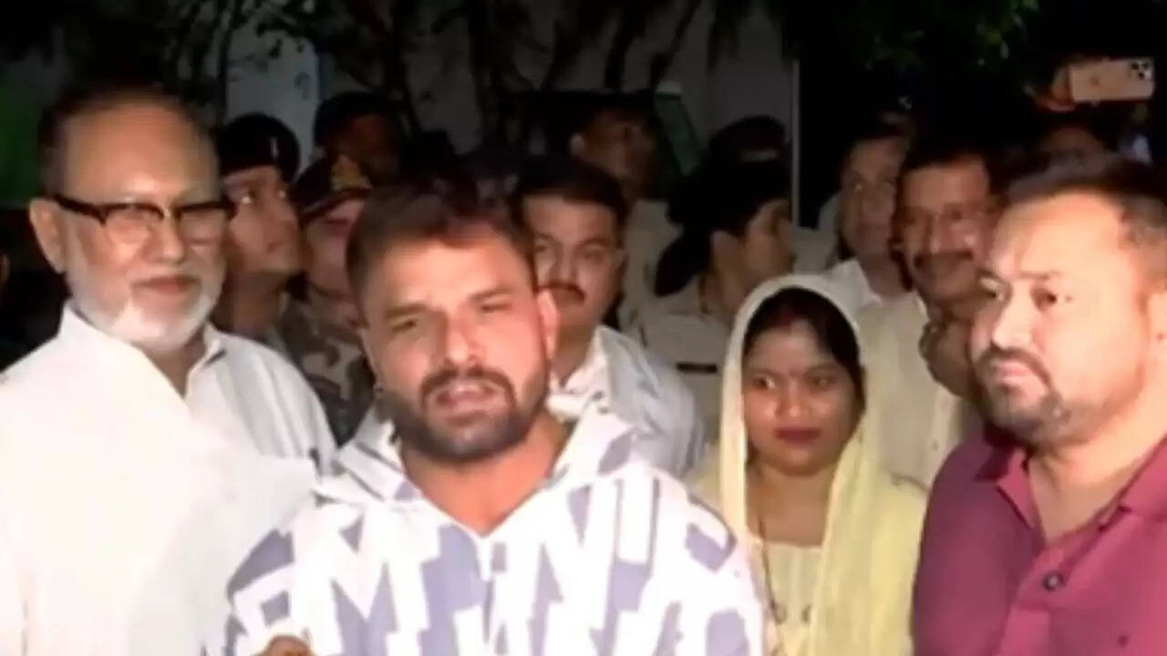 खेसारी लाल यादव ने RJD में शामिल होकर चुनावी मैदान में कदम रखा
