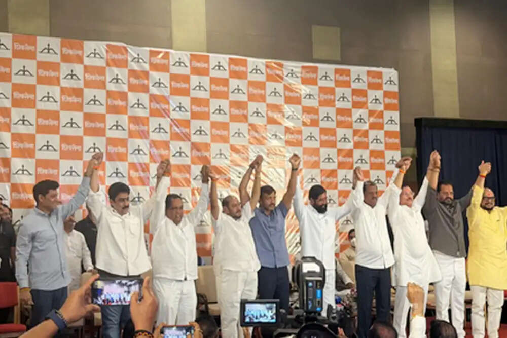 महाराष्ट्र में राजनीतिक हलचल: एकनाथ शिंदे के नेतृत्व में बागी सांसदों का जुड़ाव