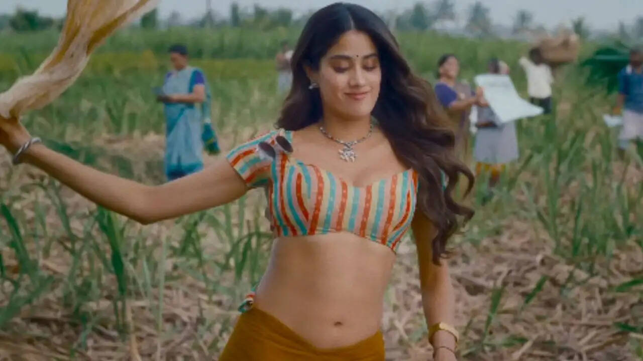 फिल्म 'पेद्दी' में जान्हवी कपूर के किरदार पर विवाद, डायरेक्टर ने मांगी माफी