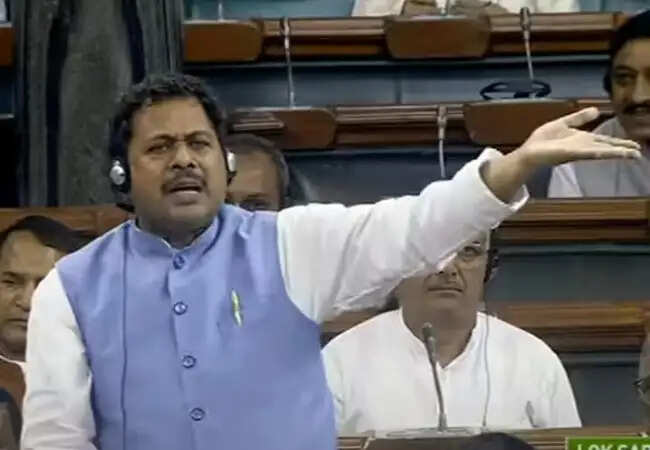 जेडीयू सांसद गिरधारी यादव की मुश्किलें बढ़ीं, अयोग्यता की मांग