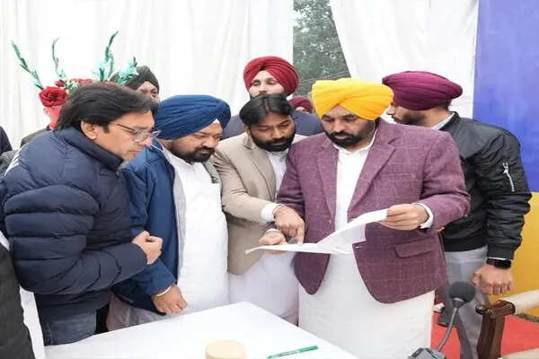 पंजाब के मुख्यमंत्री भगवंत मान को सौंपा मांग पत्र, वाल्मीकि भवन निर्माण की मांग