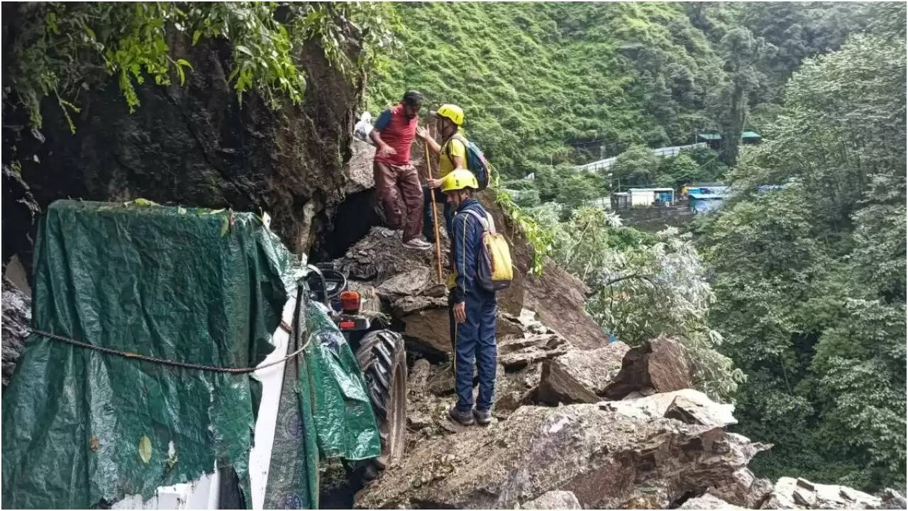 केदारनाथ यात्रा पर लैंडस्लाइड का असर: SDRF ने बचाई 100 तीर्थयात्री