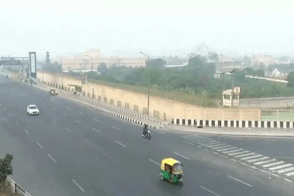 दिल्ली में जहरीली धुंध का कहर, वायु गुणवत्ता सूचकांक 348 तक पहुंचा