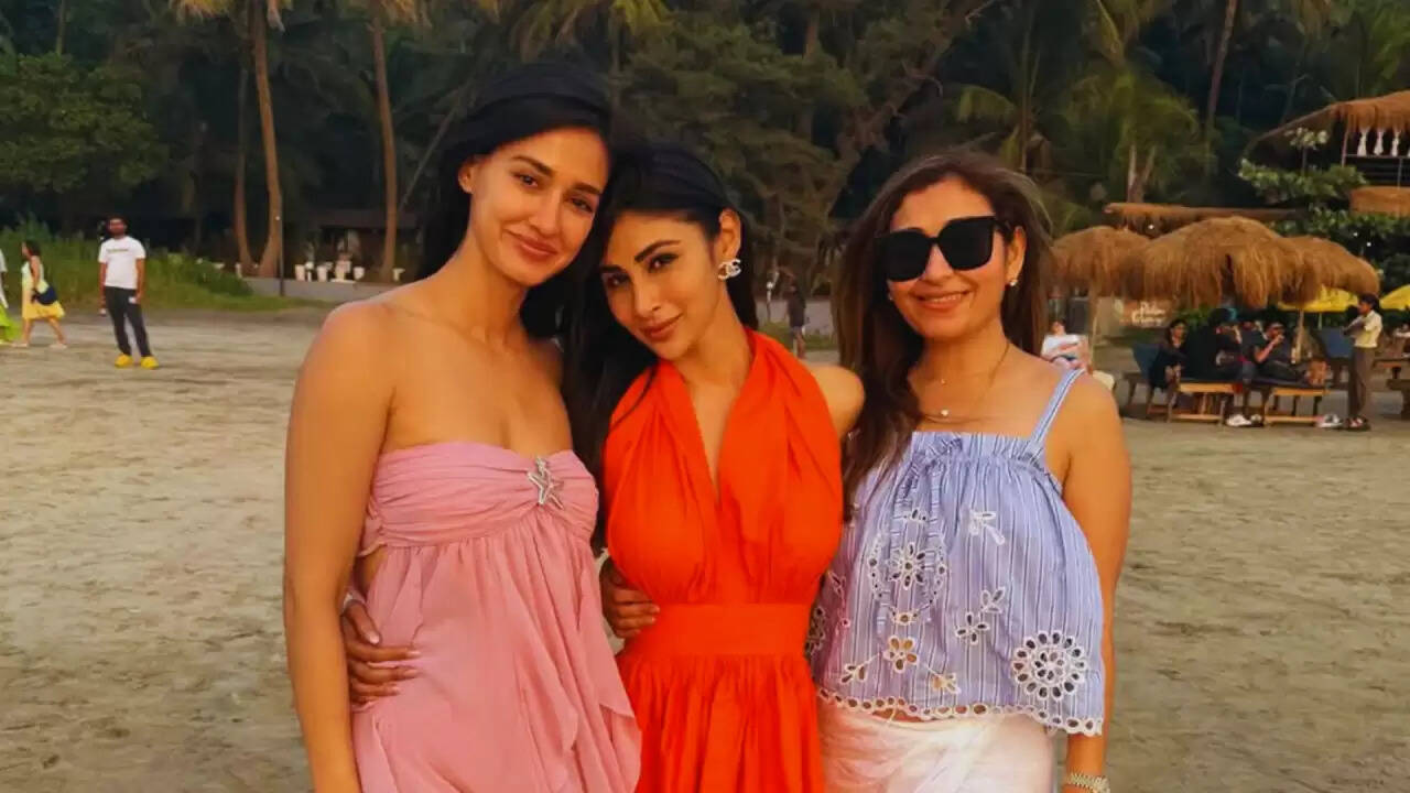 मौनी रॉय और दिशा पाटनी की न्यू ईयर वेकेशन: दोस्ती और मस्ती की झलक