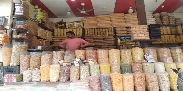 गांव से निकल कर शहर में पैर पसारता नमकीन उद्योग, काशीवासियाें को पसंद देशी स्वाद