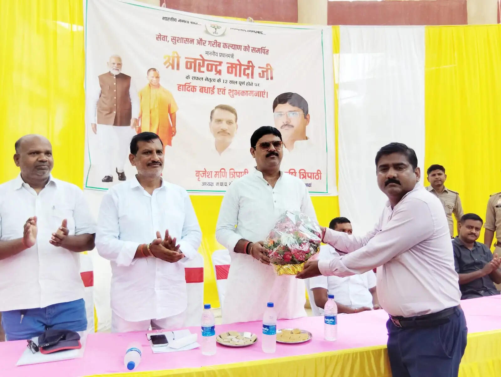 नौतनवा में मोदी सरकार के 12 वर्ष और अध्यक्ष त्रिपाठी के कार्यकाल का जश्न
