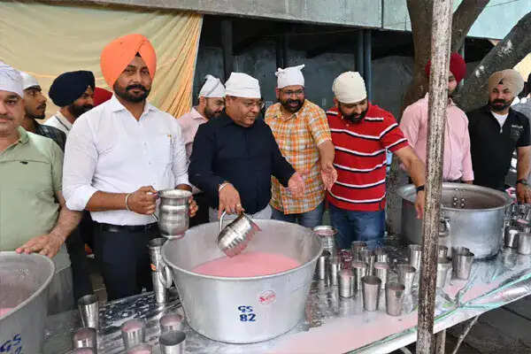पंजाब सिविल सचिवालय में गुरु अर्जन देव जी की शहादत पर लंगर का आयोजन