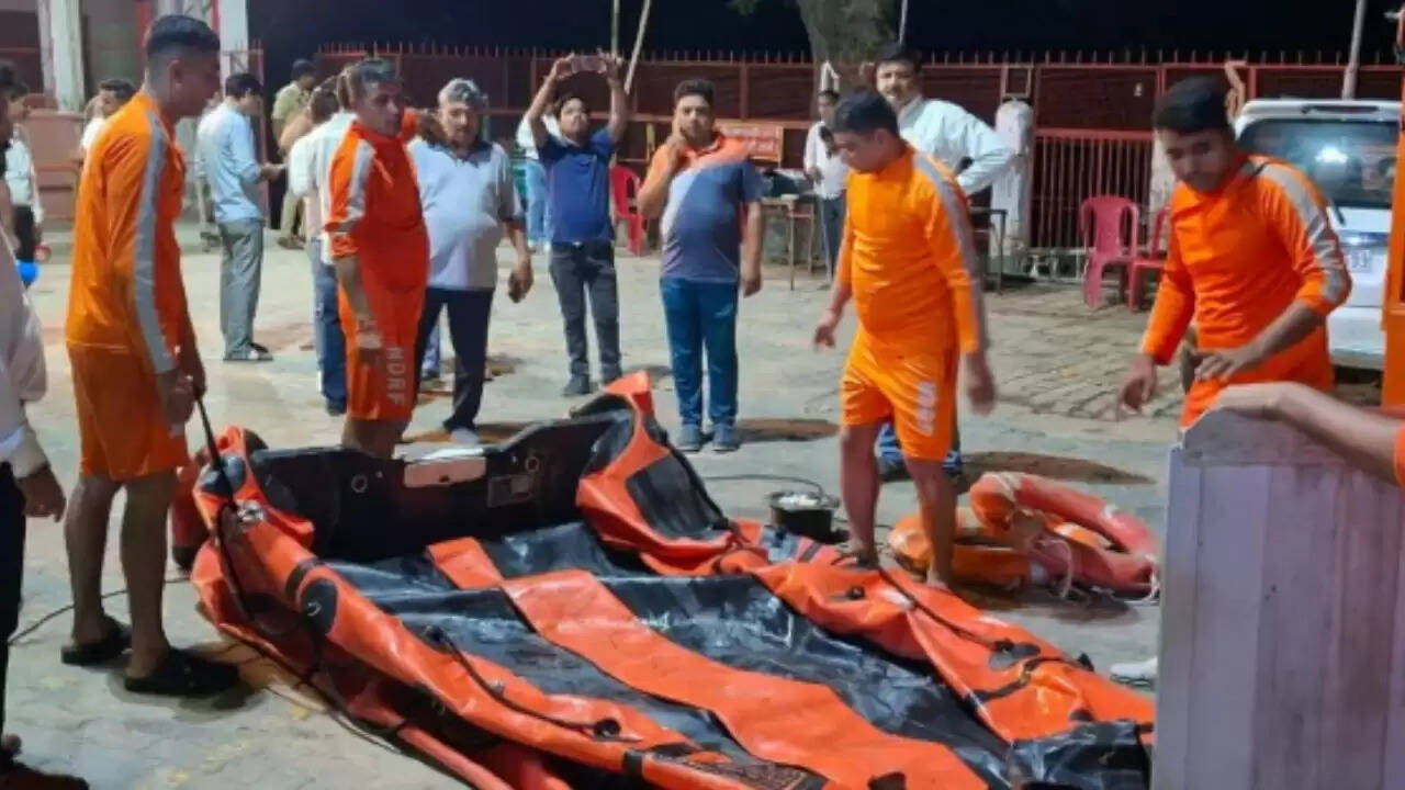 आगरा में मंदिर की दीवार गिरने से हुआ बड़ा हादसा
