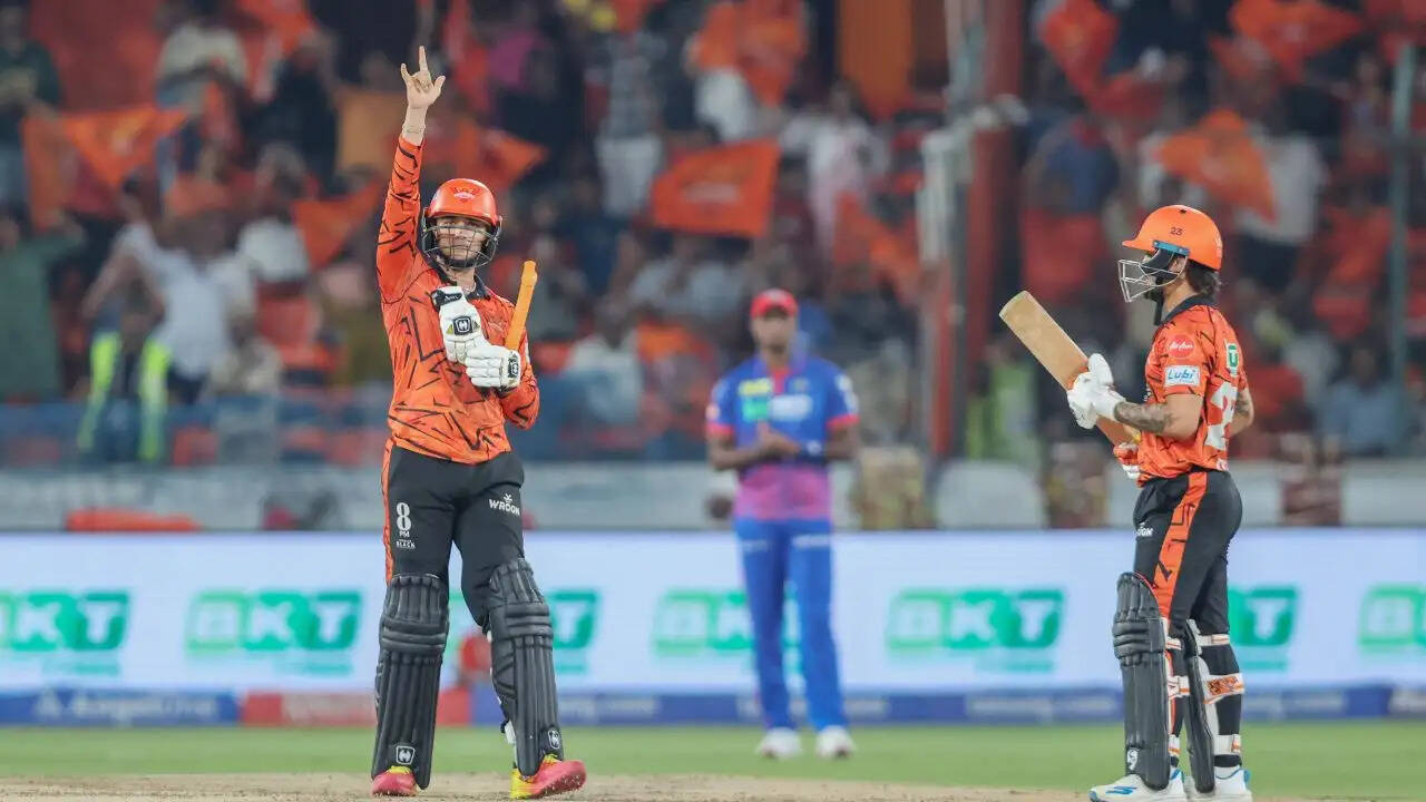 अभिषेक शर्मा ने आईपीएल में बनाए नए रिकॉर्ड, छक्कों की बारिश से किया सबको हैरान