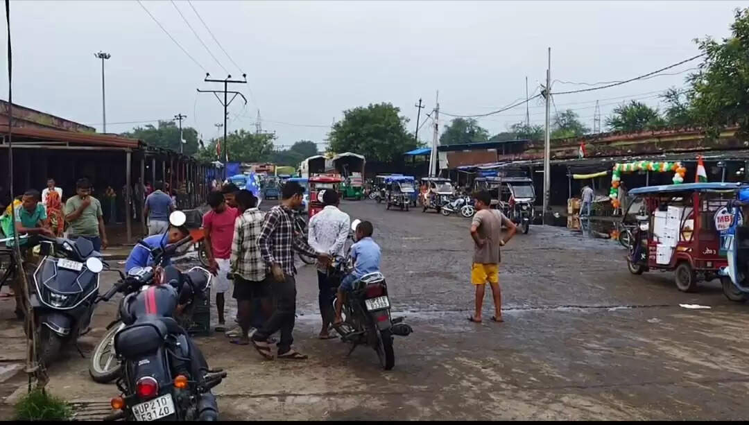 मुरादाबाद फल मंडी में स्वतंत्रता दिवस पर प्रशासन के आदेशों की अनदेखी