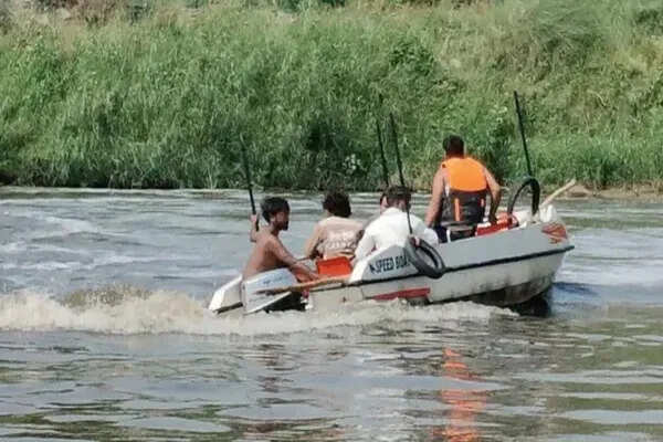 वृंदावन में मोटरबोट हादसे के बाद लापता युवक का शव मिला, मृतकों की संख्या 16 हुई