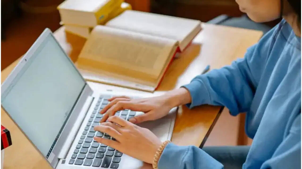 2026 में विदेश में पढ़ाई के लिए नए वीजा नियम: जानें क्या बदल गया है