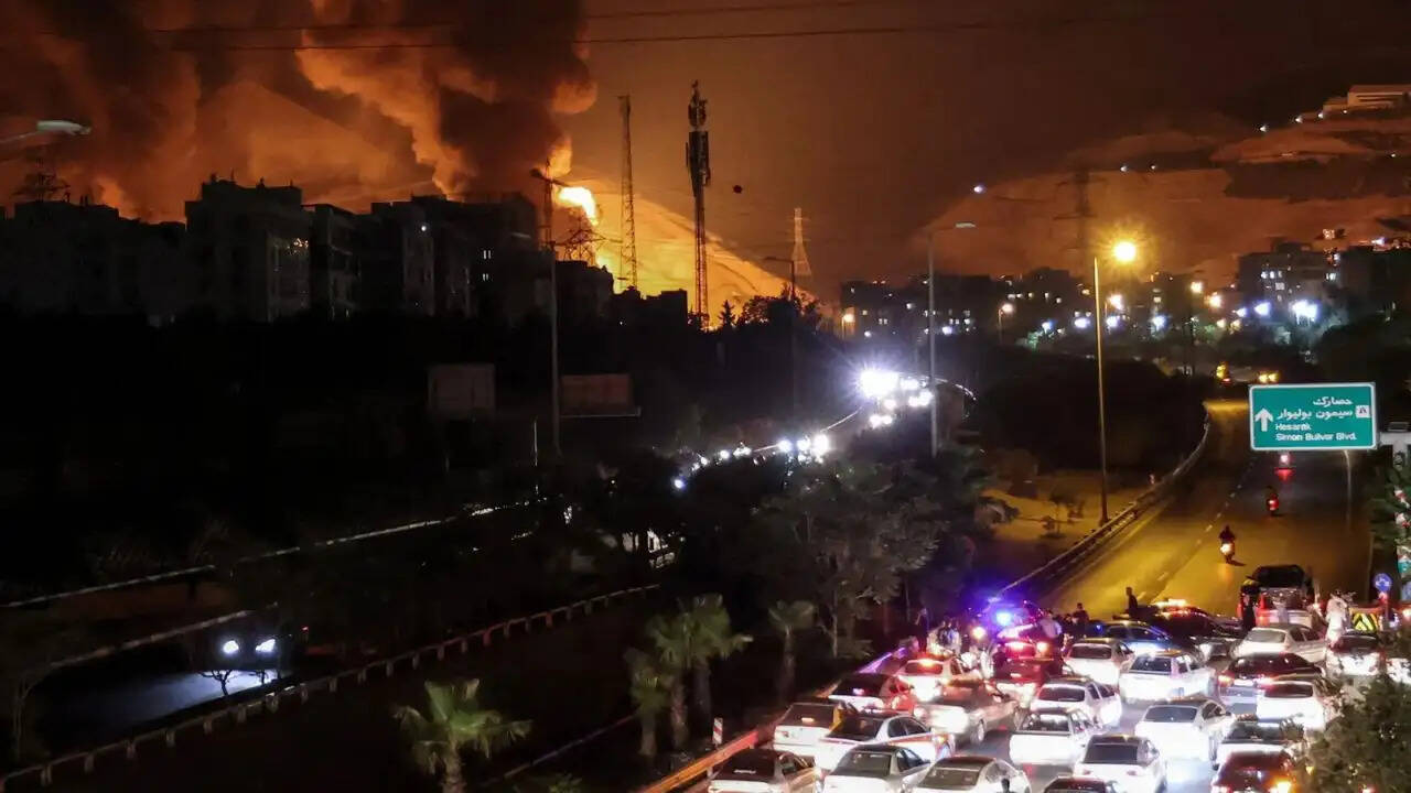 ईरान में भारतीय नागरिकों के लिए सुरक्षा निर्देश जारी, ट्रंप की चेतावनी से बढ़ा तनाव