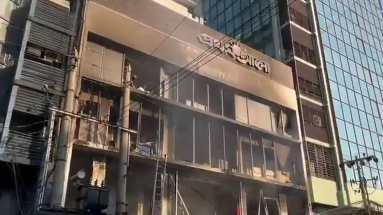 बांग्लादेश में छात्र नेता की हत्या के बाद भड़के विरोध प्रदर्शन