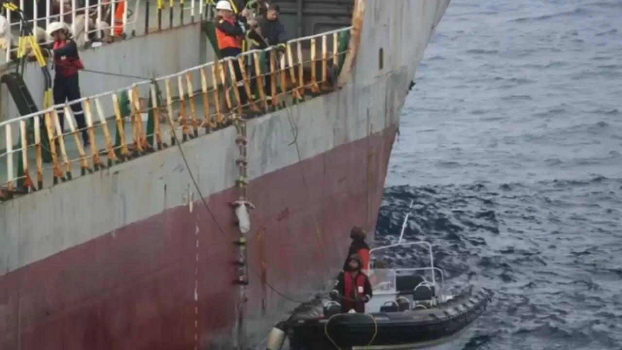 INS तबर ने टैंकर में लगी आग पर पाया नियंत्रण, 14 लोगों की जान बचाई