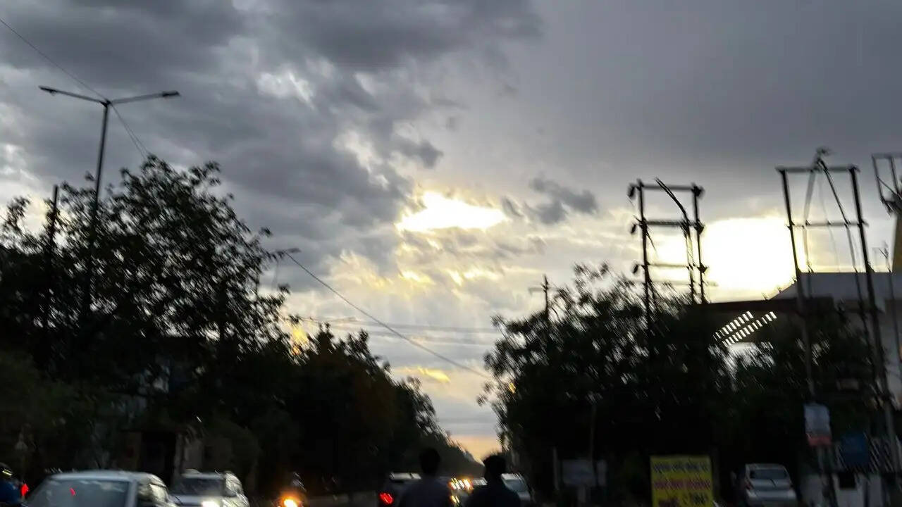 भारत में मौसम परिवर्तन: 13 राज्यों में बारिश और आंधी का अलर्ट