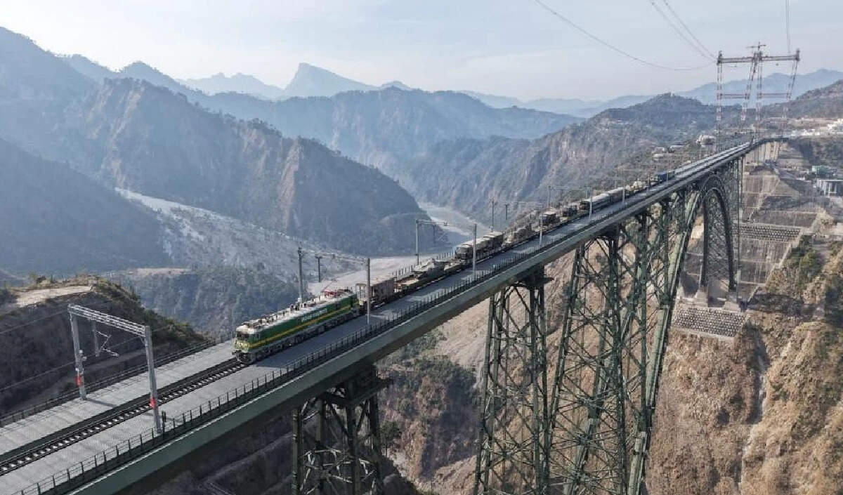 बांग्लादेश में उस्मान हादी की मौत के बाद भड़की हिंसा, भारत की सैन्य तैयारियों में इजाफा