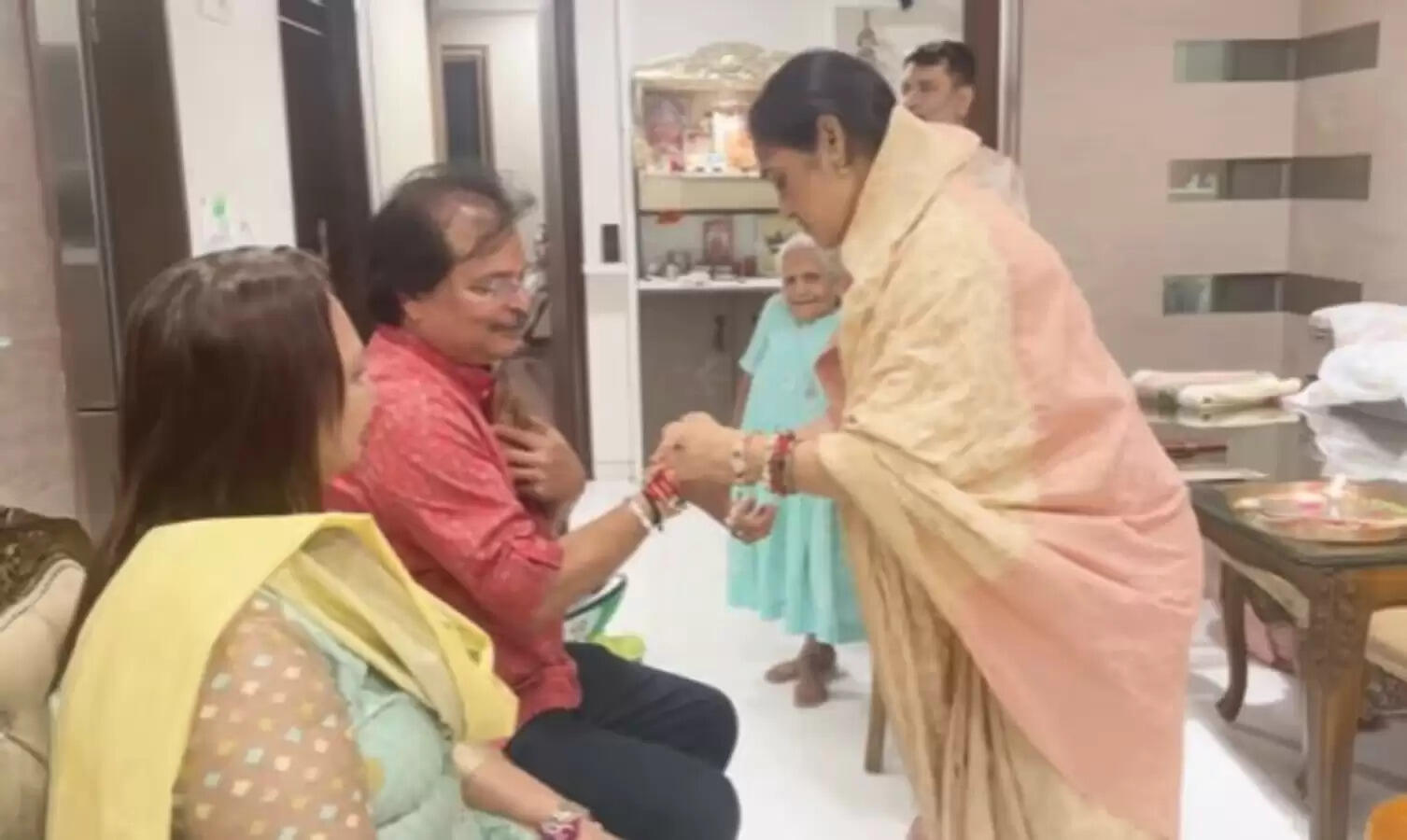 दिशा वकानी ने असित मोदी को राखी बांधकर फैंस का दिल जीता
