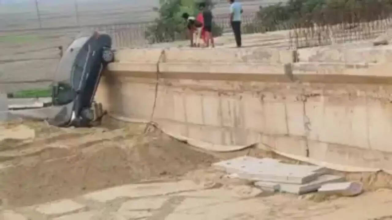 महराजगंज में युवक की कार का अनोखा हादसा: गूगल मैप ने किया गुमराह