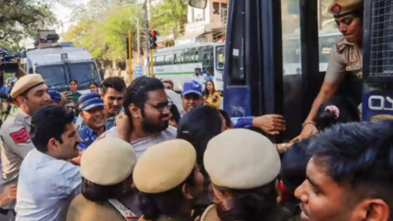 जेएनयू में छात्रों और पुलिस के बीच संघर्ष, प्रशासन ने लिया सख्त रुख