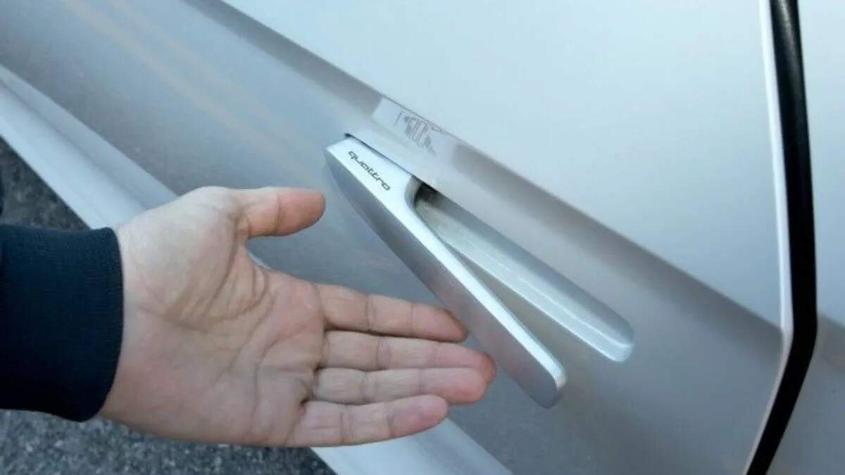 फ्लश डोर हैंडल: क्या ये आपकी कार की सुरक्षा को खतरे में डाल रहे हैं?