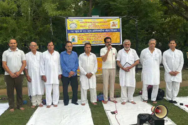 जालंधर में योग शिविर: प्राणायाम का महत्व और औषधीय पौधों का वितरण