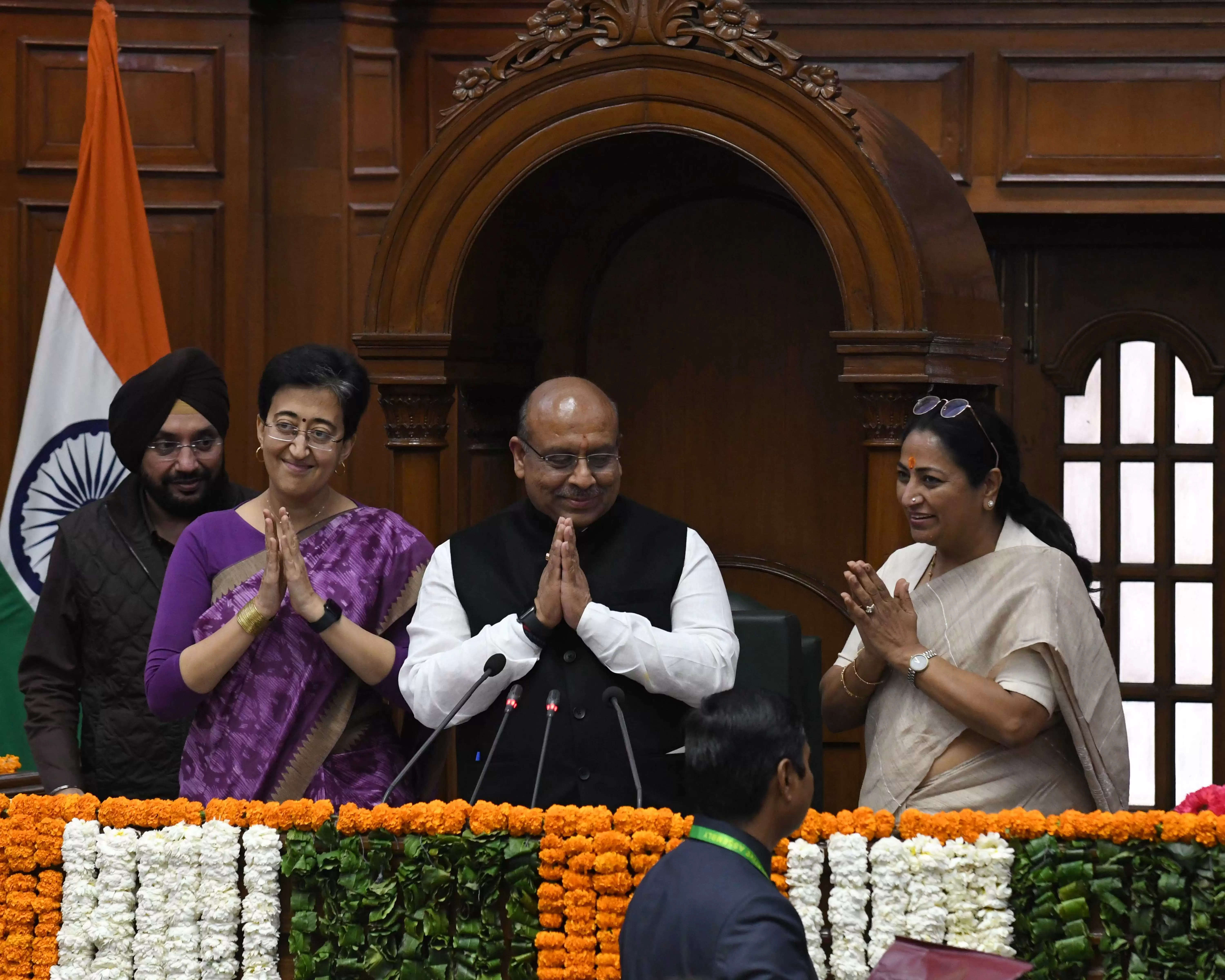 दिल्ली विधानसभा के नवनिर्वाचित अध्यक्ष विजेंद्र गुप्ता के साथ में मुख्यमंत्री रेखा गुप्ता और पूर्व मुख्यमंत्री आतिशी मार्लेना।