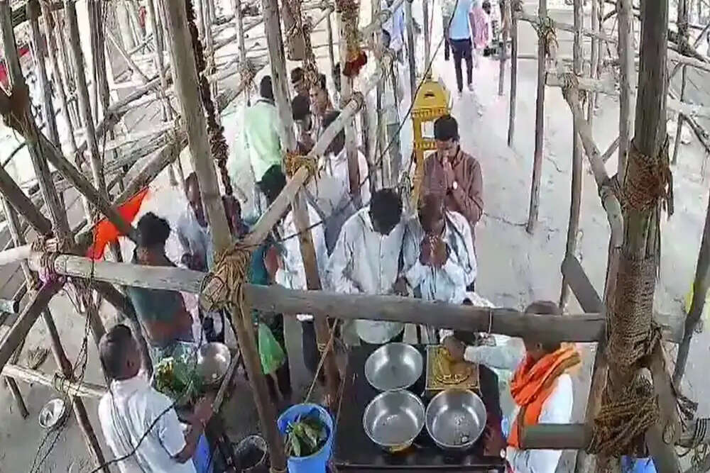 महाराष्ट्र में मंदिर की छत गिरने से तीन की मौत, कई घायल