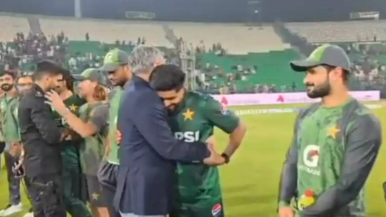 पाकिस्तान की टी20 सीरीज जीत पर मोहसिन नकवी और बाबर आज़म की भावुक मुलाकात