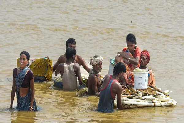बिहार और यूपी में बाढ़ से 10 लाख लोग प्रभावित, हिमाचल में भूस्खलन