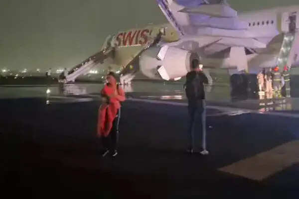 दिल्ली एयरपोर्ट पर स्विस एयर फ्लाइट में आग लगने से यात्रियों में अफरातफरी