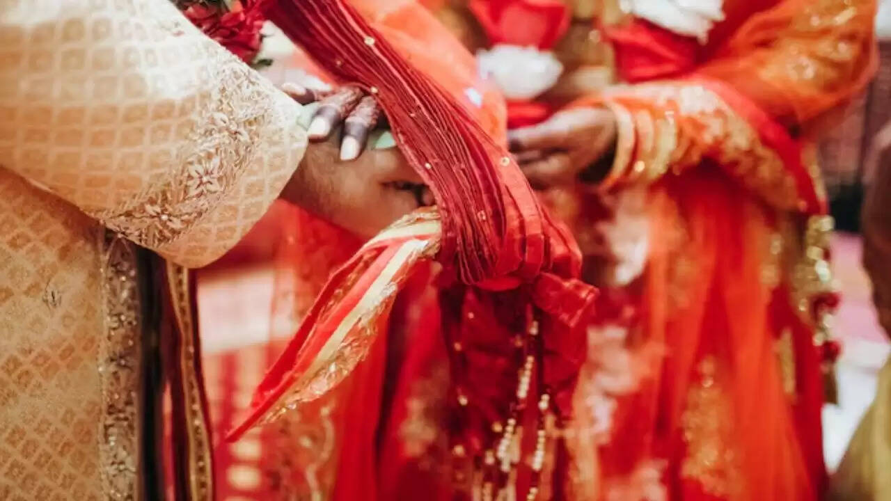 बिहार में 50 वर्षीय महिला की 18 वर्षीय युवक से शादी, परिवार में मचा हड़कंप