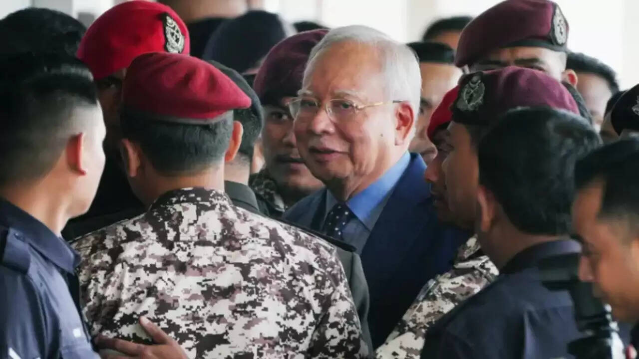 मलेशिया के पूर्व प्रधानमंत्री नजीब रजाक को भ्रष्टाचार मामले में दोषी ठहराया गया