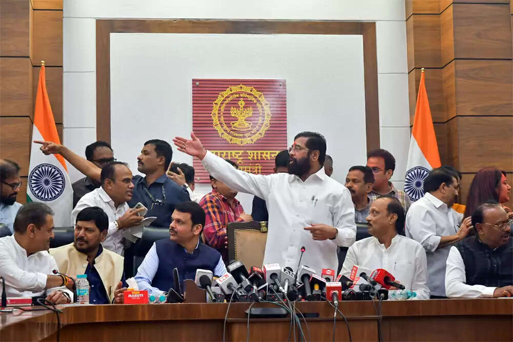 महाराष्ट्र में राजनीतिक गठबंधनों की नई परतें: भाजपा का कांग्रेस और ओवैसी से तालमेल