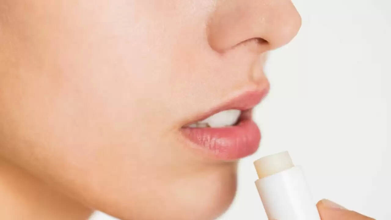 घर पर बनाएं 3 आसान DIY लिप स्क्रब, पाएं मुलायम और गुलाबी होंठ
