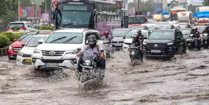 मुंबई में भारी बारिश का अलर्ट: एयरलाइंस ने जारी की एडवाइजरी