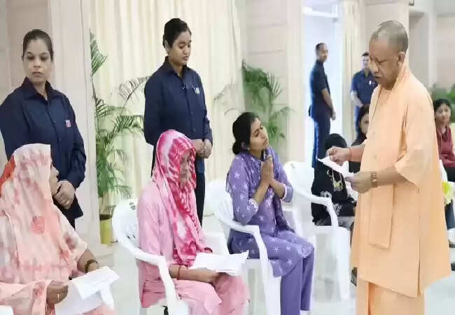 सीएम योगी का जनता दर्शन: समस्याओं का समाधान प्राथमिकता