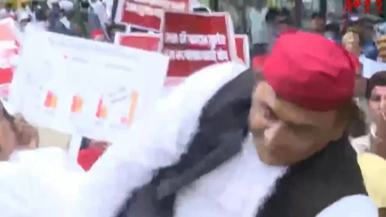 अखिलेश यादव ने चुनाव आयोग के खिलाफ मार्च में बैरिकेड फांदकर जताया विरोध