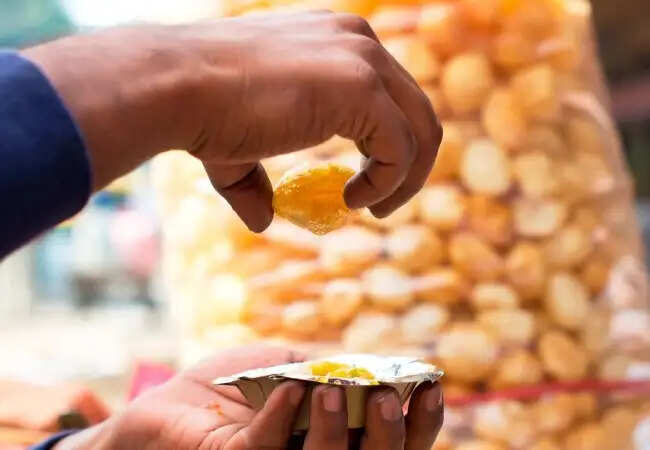 झारखंड में गोलगप्पा खाने से 17 लोग बीमार, एक बच्चे की मौत