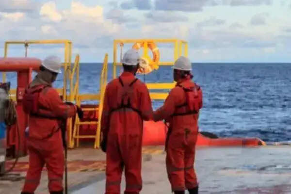 20,000 भारतीय नाविक होर्मुज स्ट्रेट में संकट में, एनयूएसआई ने उठाई चिंता