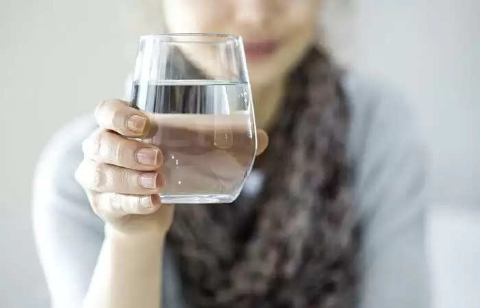 पानी पीने के फायदों से वॉटर रिटेंशन से बचें