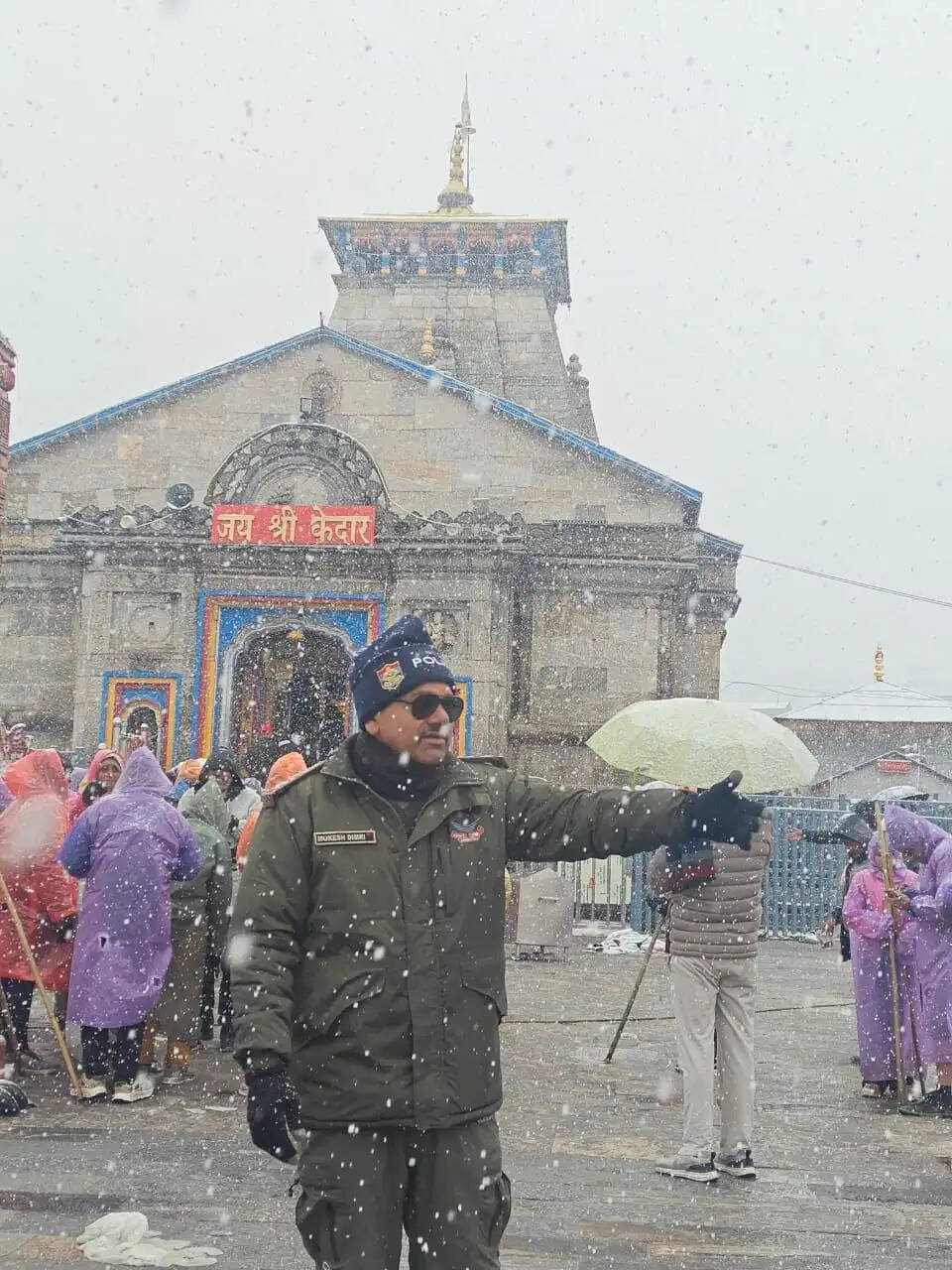 केदारनाथ और यमुनोत्री में बर्फबारी से श्रद्धालुओं में खुशी का माहौल